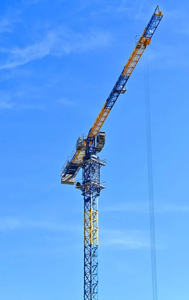 Guindaste Torre Construção Alta Contra Céu Azul — Fotografia de Stock
