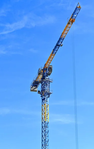 Gru Torre Alta Costruzione Contro Cielo Blu — Foto Stock