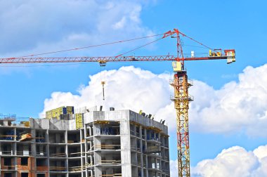 Turna ve bina mavi gökyüzüne karşı yapım aşamasında