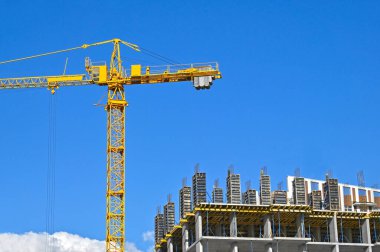 Turna ve bina mavi gökyüzüne karşı yapım aşamasında