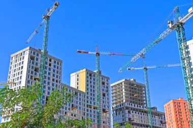 Turna ve bina mavi gökyüzüne karşı yapım aşamasında