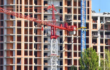Turna ve bina beton ve tuğladan