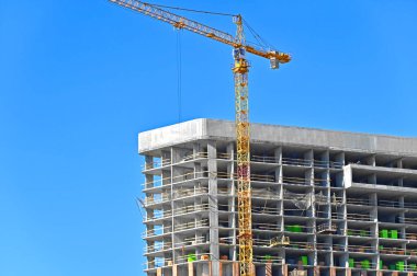 Turna ve bina mavi gökyüzüne karşı yapım aşamasında