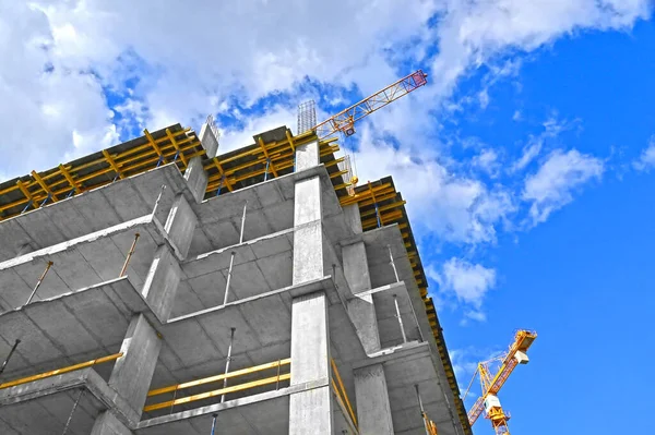 Kran Und Gebäude Bau Vor Blauem Himmel — Stockfoto