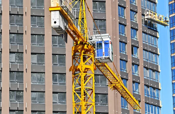 Kraanvogel Gebouw Aanbouw Tegen Blauwe Lucht — Stockfoto