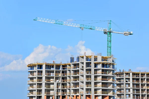 Guindaste e canteiro de obras — Fotografia de Stock