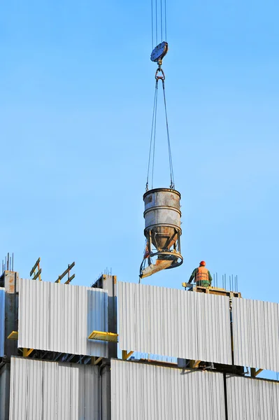 Kran lyft cement blandning behållare — Stockfoto