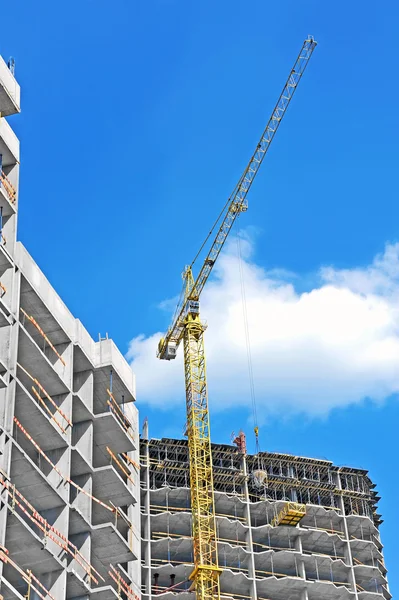 Guindaste e canteiro de obras — Fotografia de Stock