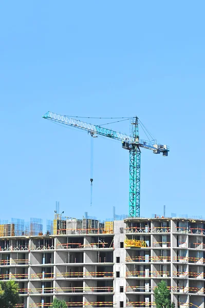 Guindaste e canteiro de obras — Fotografia de Stock