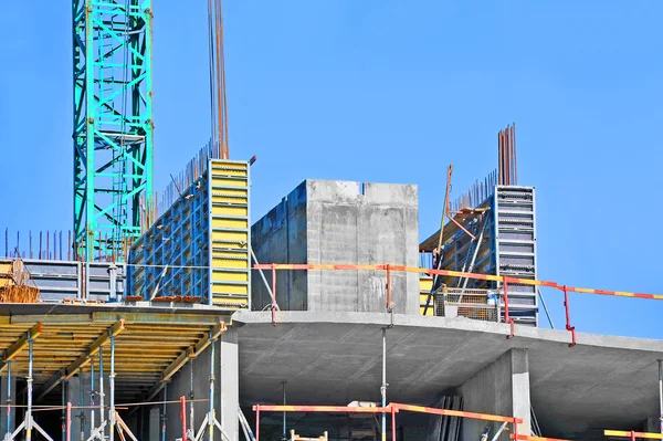 Guindaste e canteiro de obras — Fotografia de Stock