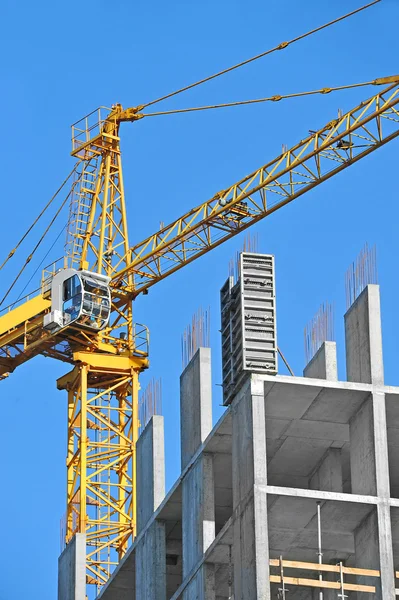 Guindaste e canteiro de obras — Fotografia de Stock