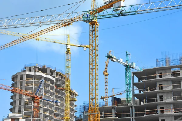 Guindaste e canteiro de obras — Fotografia de Stock