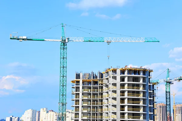 Guindaste e canteiro de obras — Fotografia de Stock