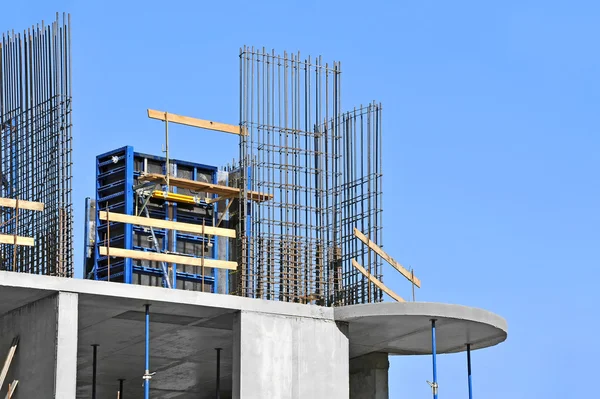 Guindaste e canteiro de obras — Fotografia de Stock