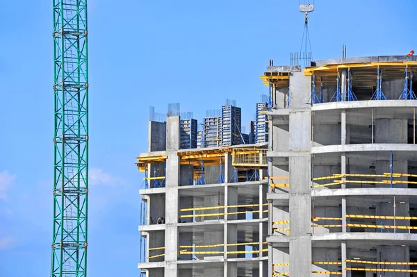 Guindaste e canteiro de obras — Fotografia de Stock