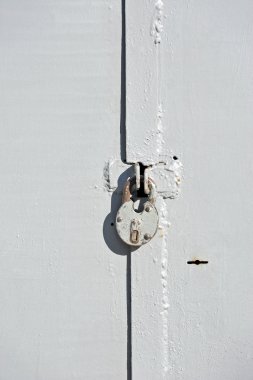 garaj kapısı paslı kilit