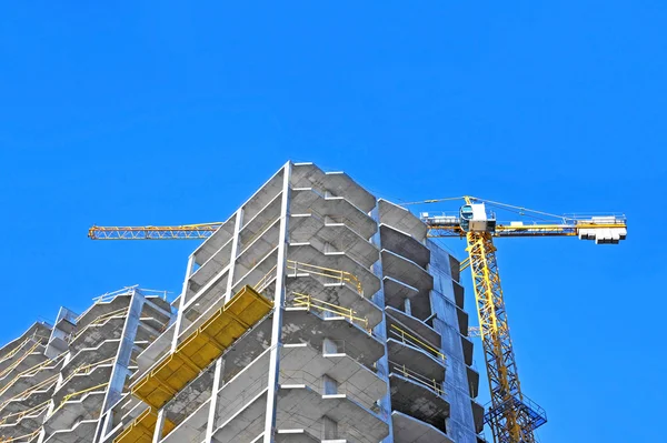 Guindaste e canteiro de obras — Fotografia de Stock