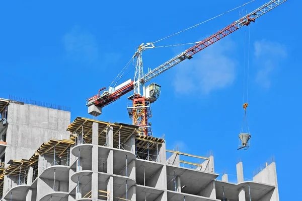 Crane lifting cement mixing container — Stock Photo, Image