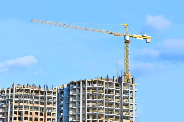 Guindaste e canteiro de obras — Fotografia de Stock