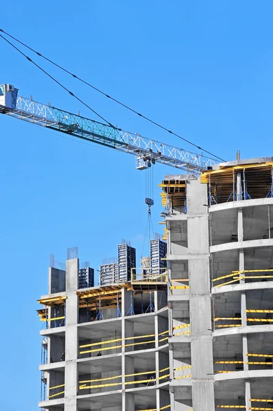 Guindaste e canteiro de obras — Fotografia de Stock