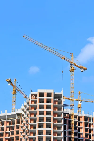 Guindaste e canteiro de obras — Fotografia de Stock