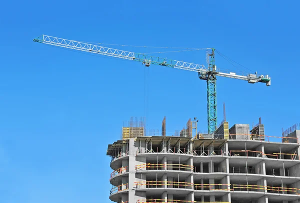 Guindaste e canteiro de obras — Fotografia de Stock