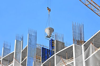 Çimento karıştırma kabı kaldırma vinç