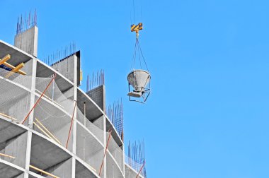 Çimento karıştırma kabı kaldırma vinç