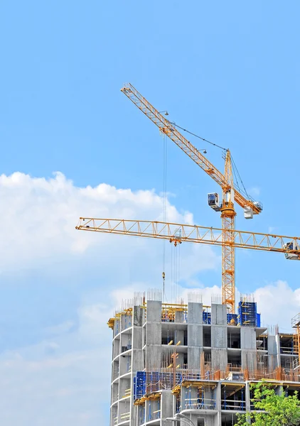 Guindaste e canteiro de obras — Fotografia de Stock