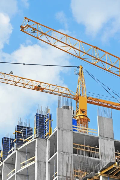 Guindaste e canteiro de obras — Fotografia de Stock