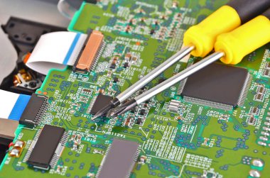 Microcircuit ve tornavida