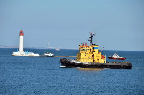 Deniz feneri üzerine römorkör — Stok fotoğraf