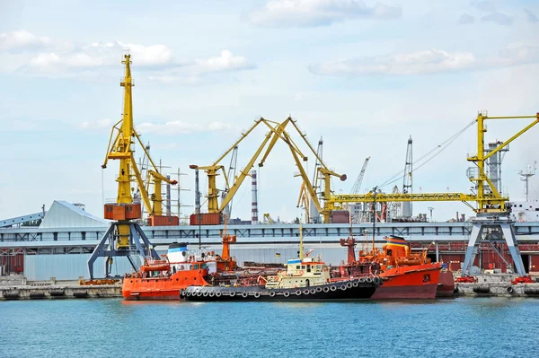 Bunker ship and tugboat under port crane — Stock Photo, Image