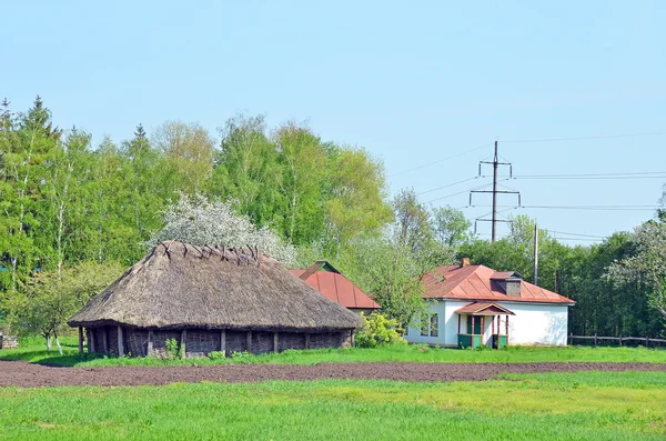 Eski ahır ve kulübe — Stok fotoğraf