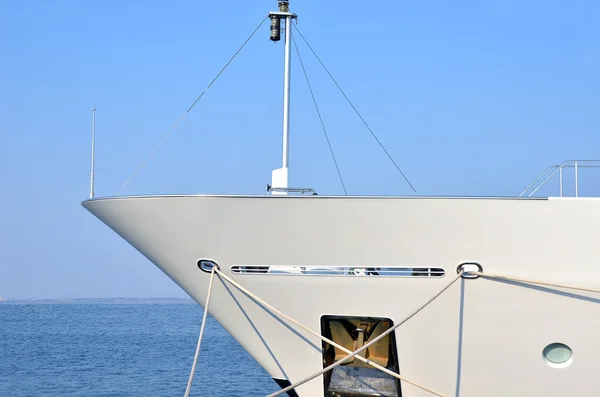 Bow of motor yacht — Stock Photo, Image