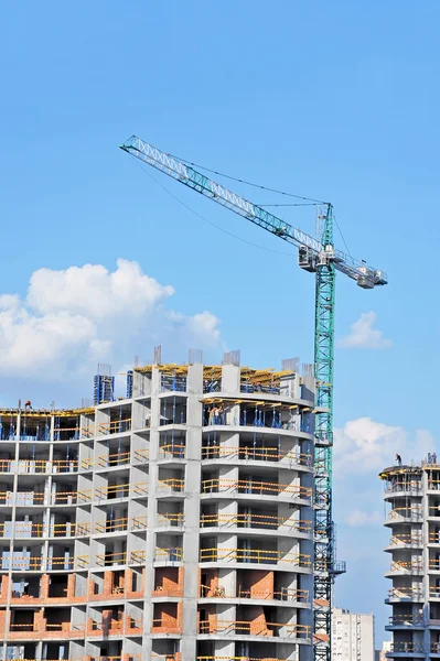 Guindaste e canteiro de obras — Fotografia de Stock