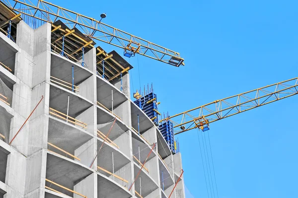 Guindaste e canteiro de obras — Fotografia de Stock