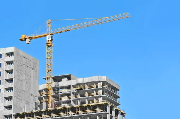 Guindaste e canteiro de obras — Fotografia de Stock