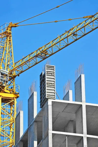 Guindaste e canteiro de obras — Fotografia de Stock