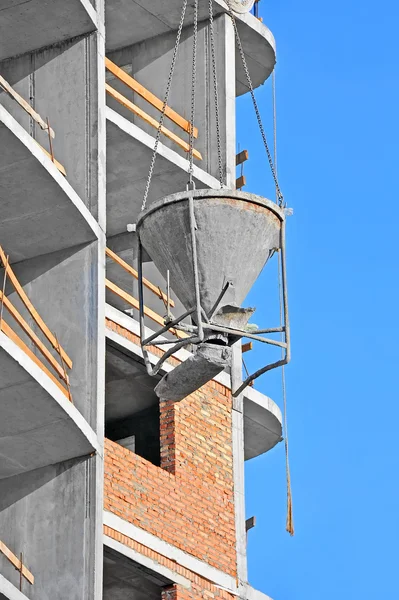 Çimento karıştırma kabı kaldırma vinç — Stok fotoğraf