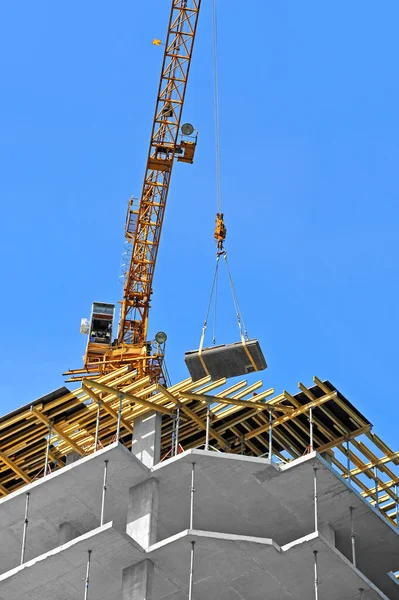 Guindaste e canteiro de obras — Fotografia de Stock