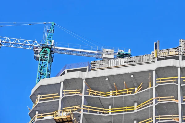 Guindaste e canteiro de obras — Fotografia de Stock