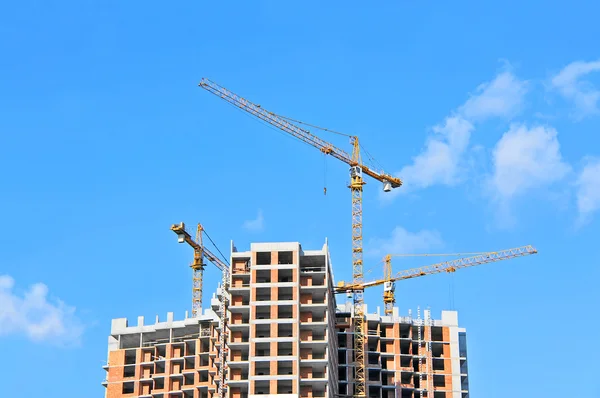 Guindaste e canteiro de obras — Fotografia de Stock