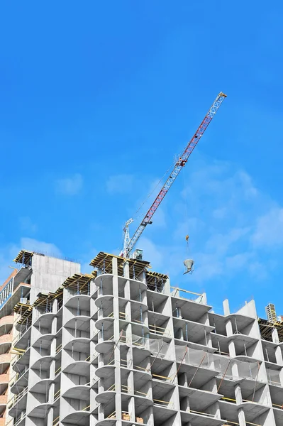 Guindaste e canteiro de obras — Fotografia de Stock