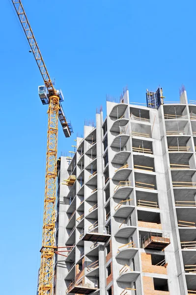 Guindaste e canteiro de obras — Fotografia de Stock