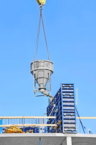 Kran hebt Zement-Mischbehälter — Stockfoto