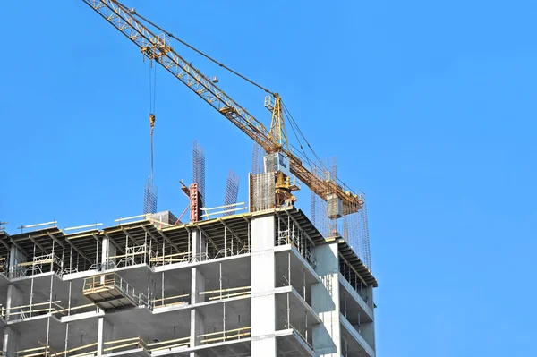 Guindaste e canteiro de obras — Fotografia de Stock