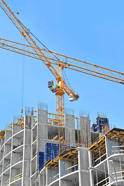 Guindaste e canteiro de obras — Fotografia de Stock