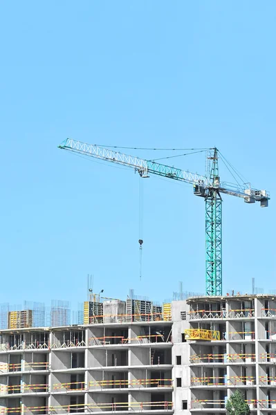 Guindaste e canteiro de obras — Fotografia de Stock