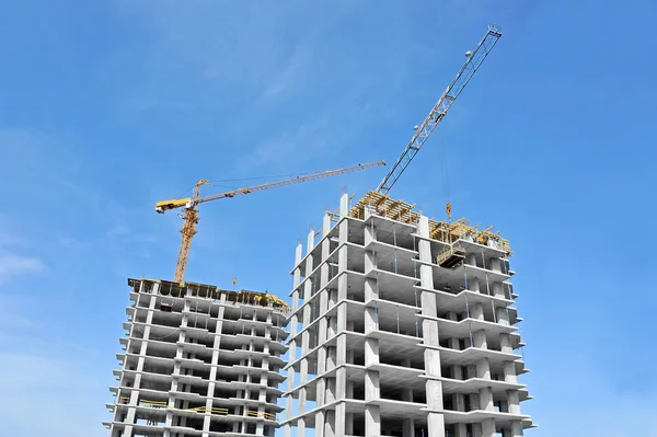 Guindaste e canteiro de obras — Fotografia de Stock